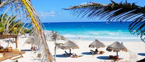 Playa privada, arena blanca, tumbonas y sombrillas