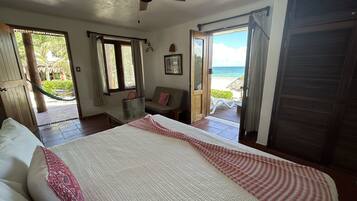 Habitación doble superior, vista al océano, frente al mar | Caja de seguridad en la habitación y decoración personalizada