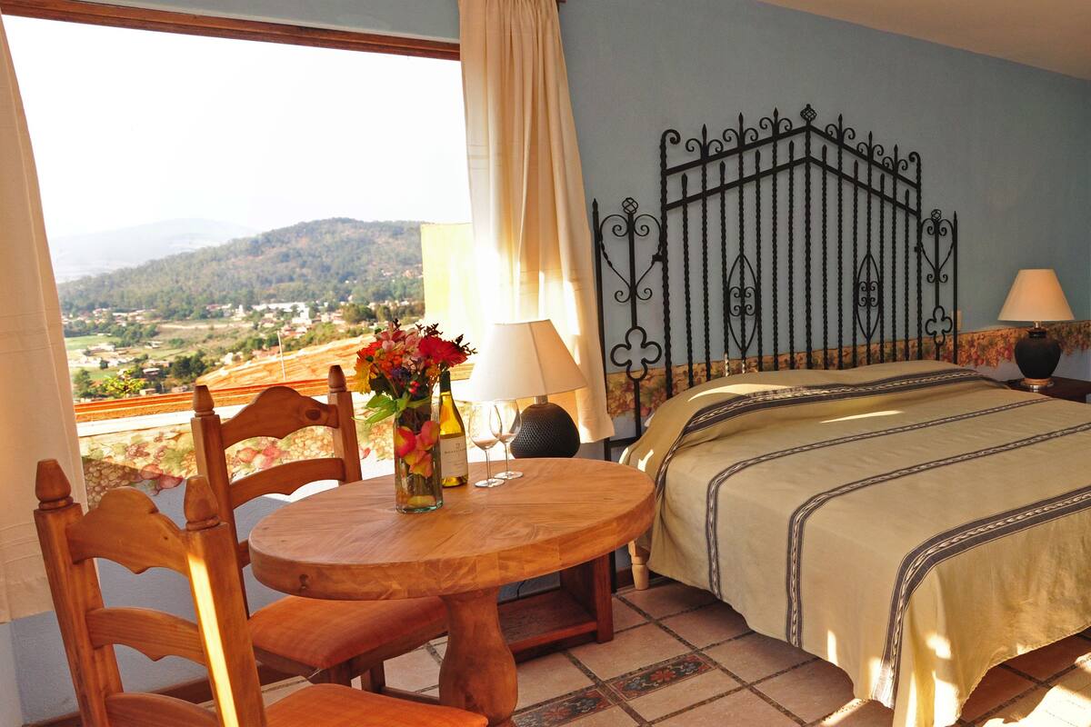 Junior Suite, 1 Katil Raja (King), Jetted Tub, Partial Lake View | Peti besi dalam bilik, katil lipat simpan/tambahan, Wi-fi percuma 