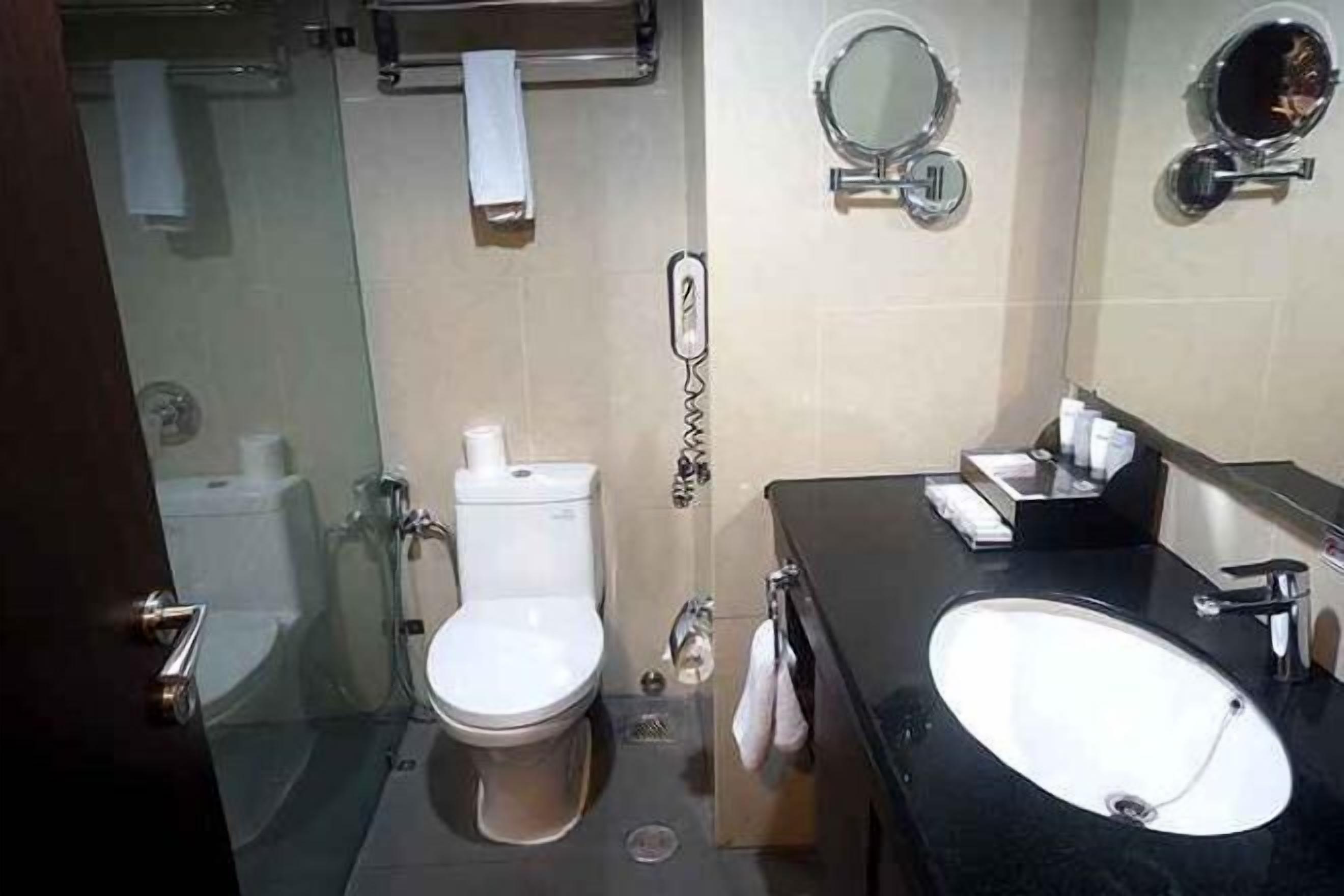 Badkamer | Een douche, gratis toiletartikelen, een haardroger, pantoffels