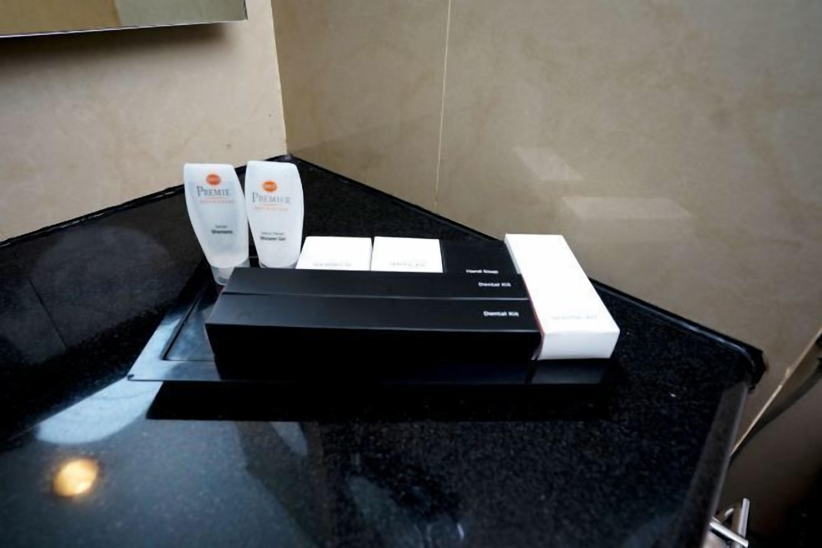 Een douche, gratis toiletartikelen, een haardroger, pantoffels