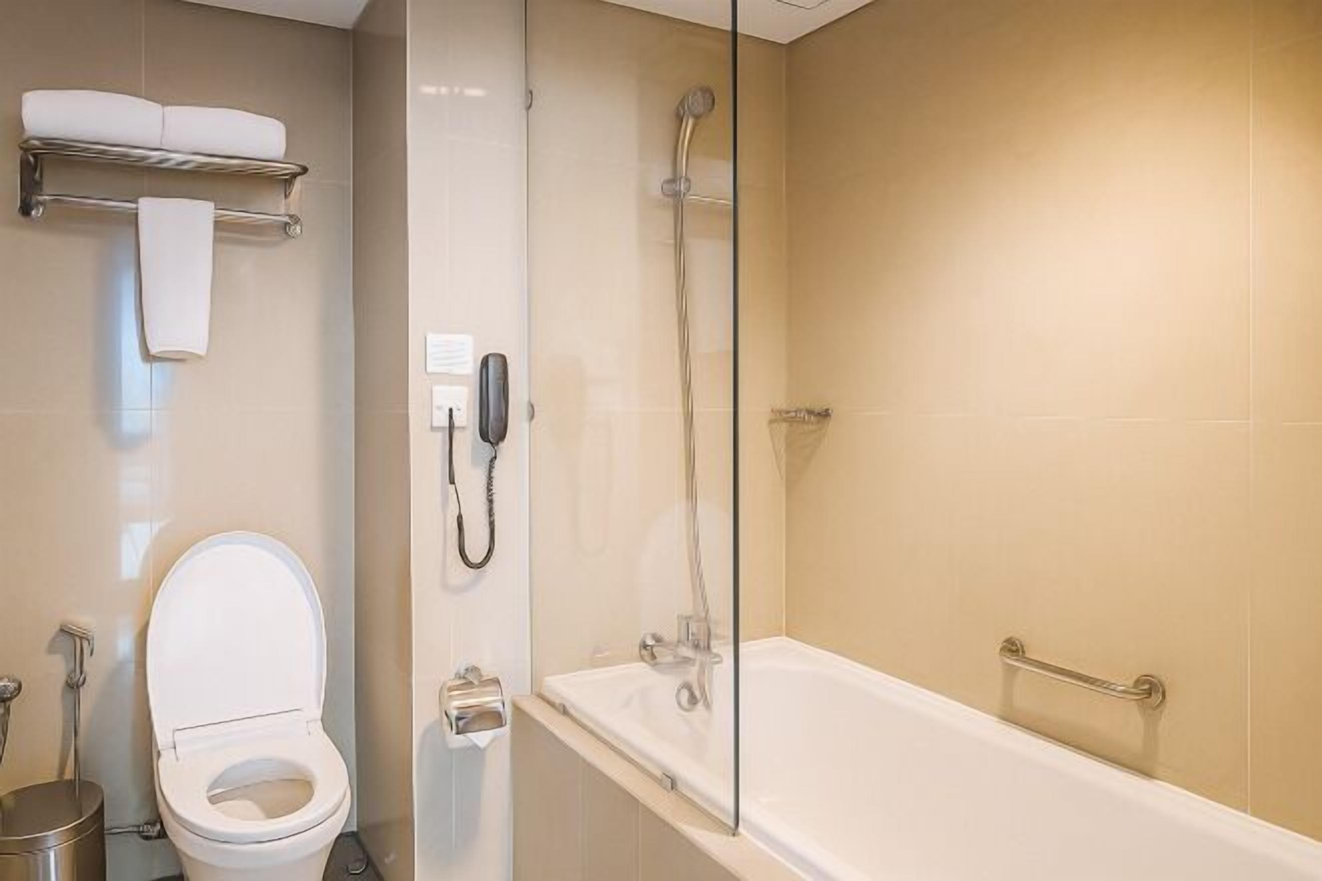 Badkamer | Een douche, gratis toiletartikelen, een haardroger, pantoffels