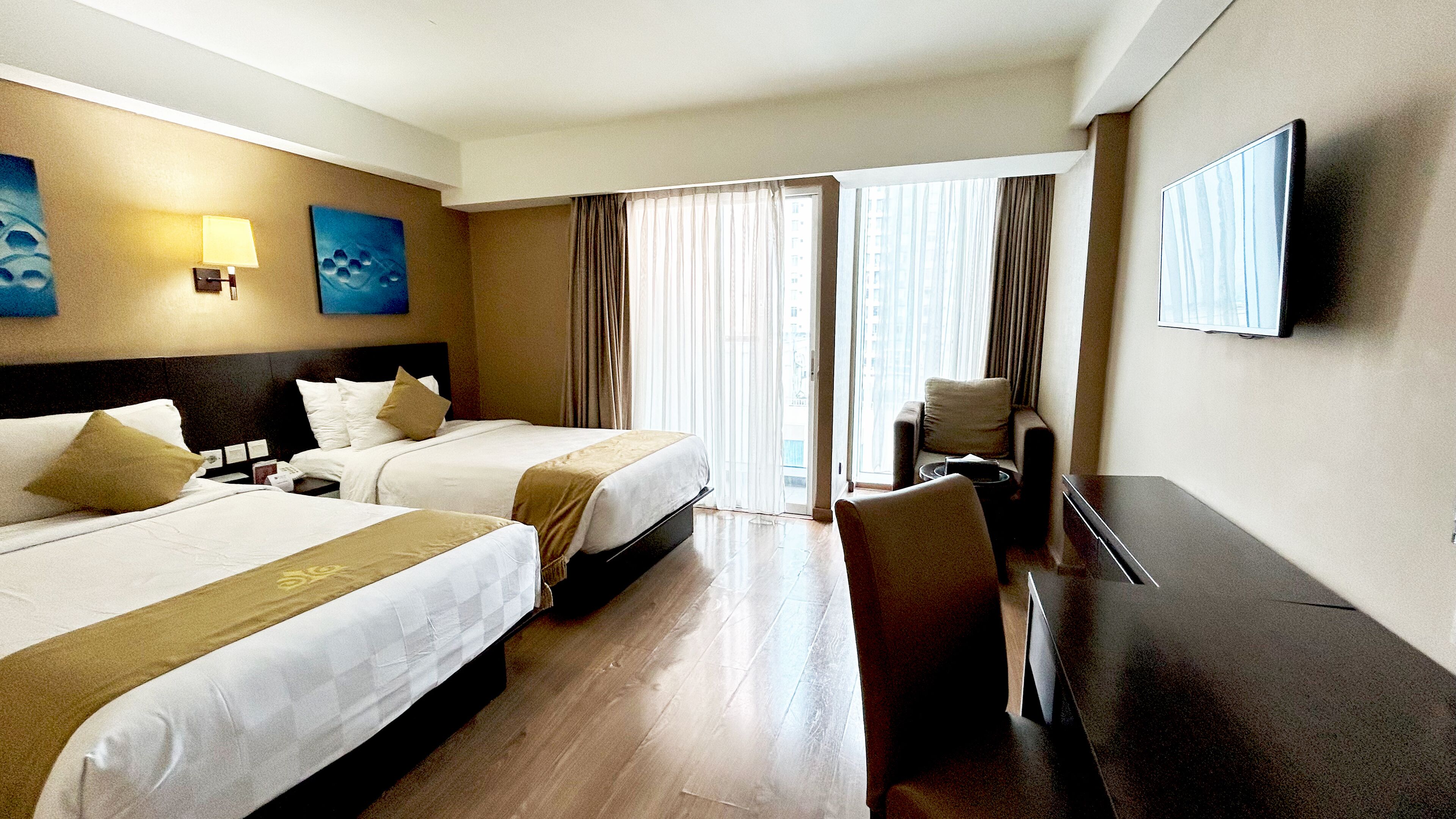Deluxe Room, 2 Twin Beds, Smoking | 1 bedroom, premium bedding, minibar, in-room safe