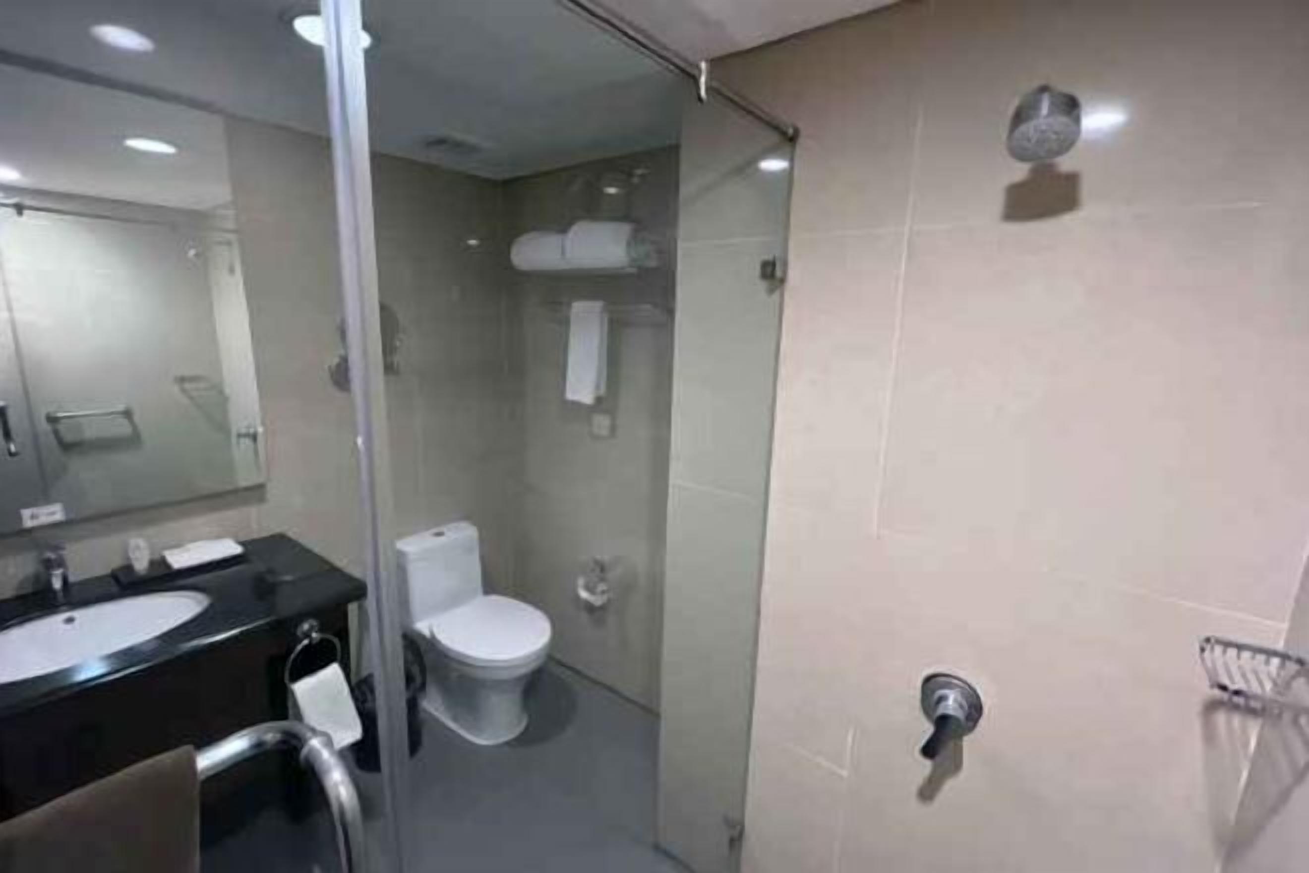 Bilik Mandi | Pancuran mandi, kelengkapan dandanan diri percuma, pengering rambut 