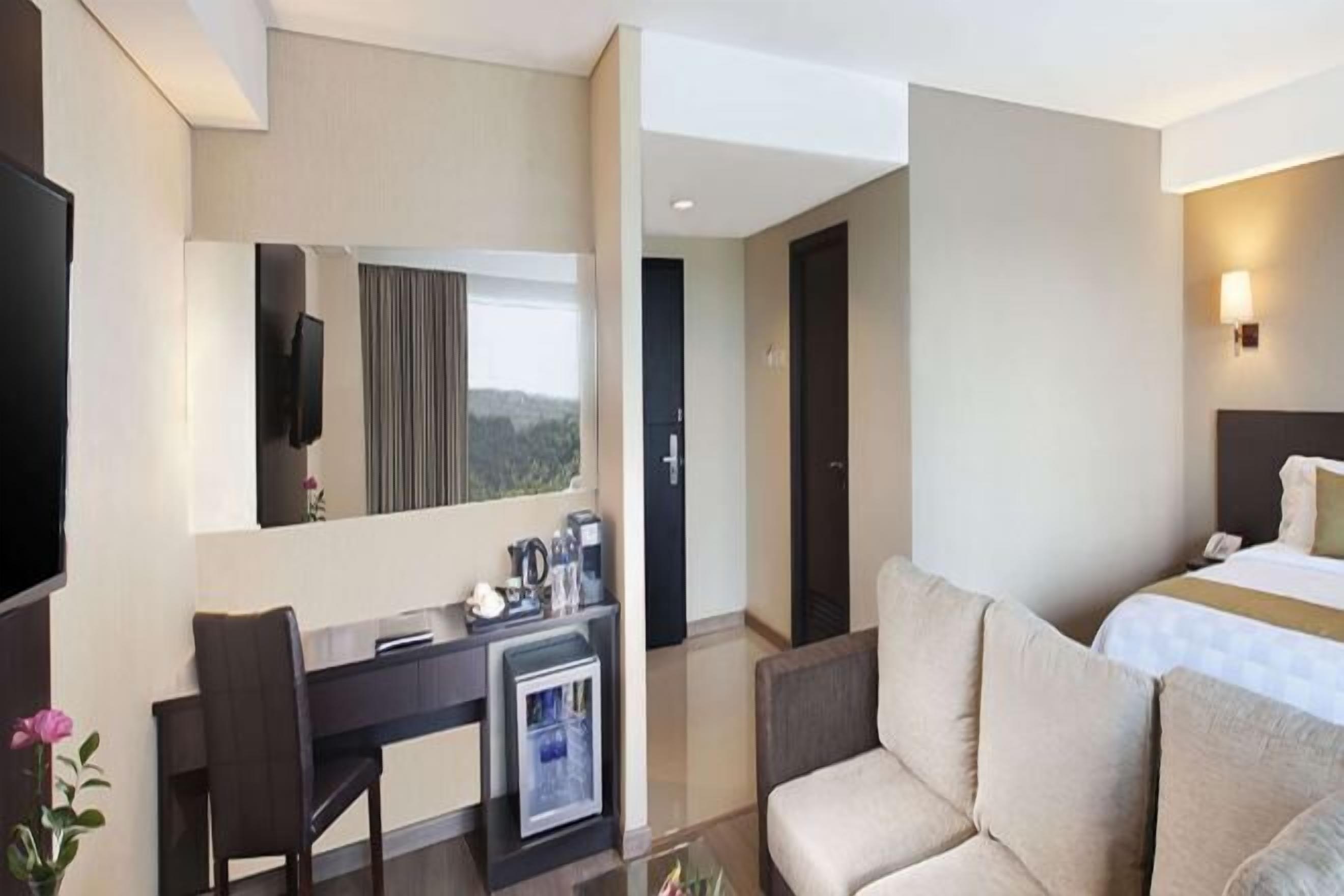 1 bedroom, premium bedding, minibar, in-room safe