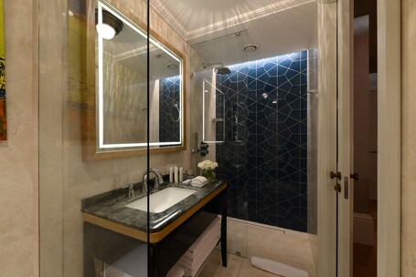 10 Karakoy Istanbul Special Class - Image 31