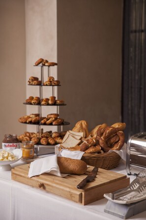 Petit déjeuner buffet servi tous les jours en supplément