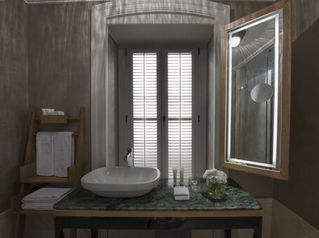 10 Karakoy Istanbul Special Class - Image 13