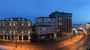 Fachada de la propiedad por la tarde o noche