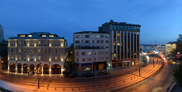 Ein mehrgeschossiges Gebäude mit moderner Fassade, großen Fenstern und einem markanten Eingang mit Vordach.