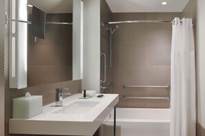 Habitación, 2 camas Queen size, con acceso para personas discapacitadas, tina | Baño | Secadora de cabello, batas, toallas 