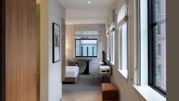 Standard Room, 1 Queen Bed | Egyptian cotton sheets, premium bedding, in-room safe, desk