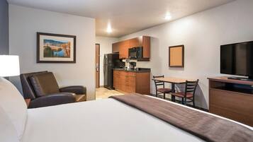 Großer Kühlschrank, Mikrowelle, Herdplatte