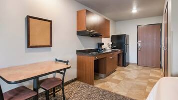 Täysikokoinen jääkaappi, mikroaaltouuni, liesi, kahvin-/teenkeitin