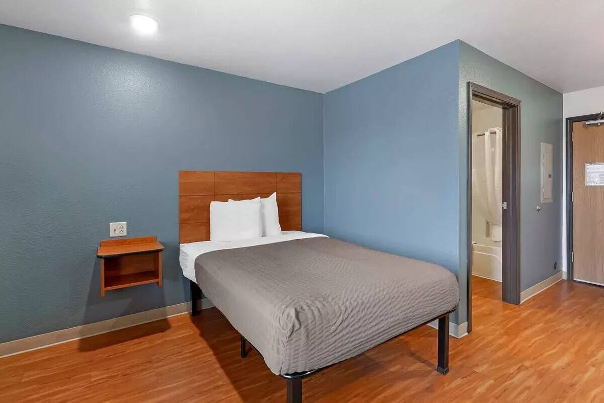 desk, laptop workspace, iron/ironing board, free wifi