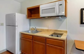 Full-size fridge, microwave, stovetop, freezer - Extended Stay America Select Suites - Cleveland - Airport (Cleveland)