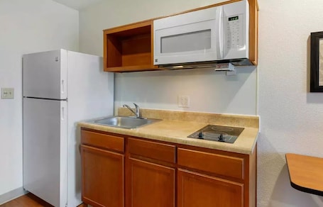 Refrigerador con congelador, microondas y parrilla de estufa