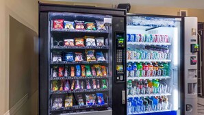 Ein Getränke- und Snackautomaten.
