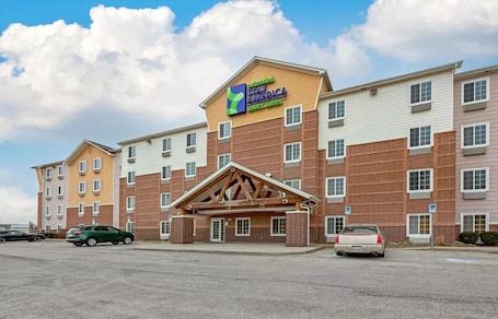 Exterior. Extended Stay America Select Suites - Cleveland - Airport