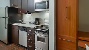 Full-sized fridge, microwave, dishwasher, coffee/tea maker
