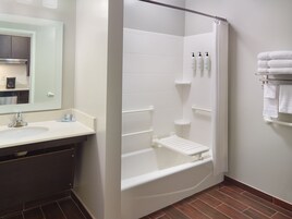Un baño moderno con ducha, lavabo y espejo.