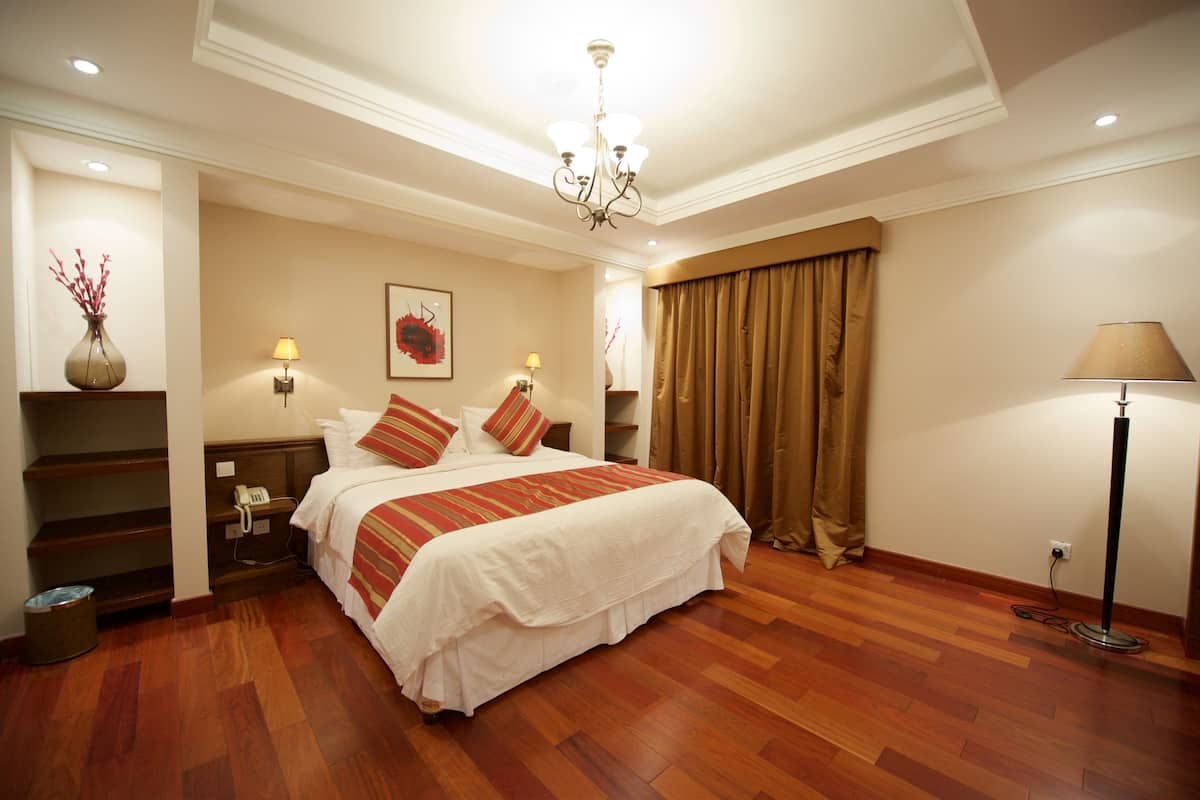 Peralatan tempat tidur premium, bar mini, peti besi dalam bilik, meja 