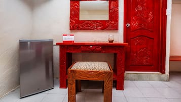 Minibar, desk