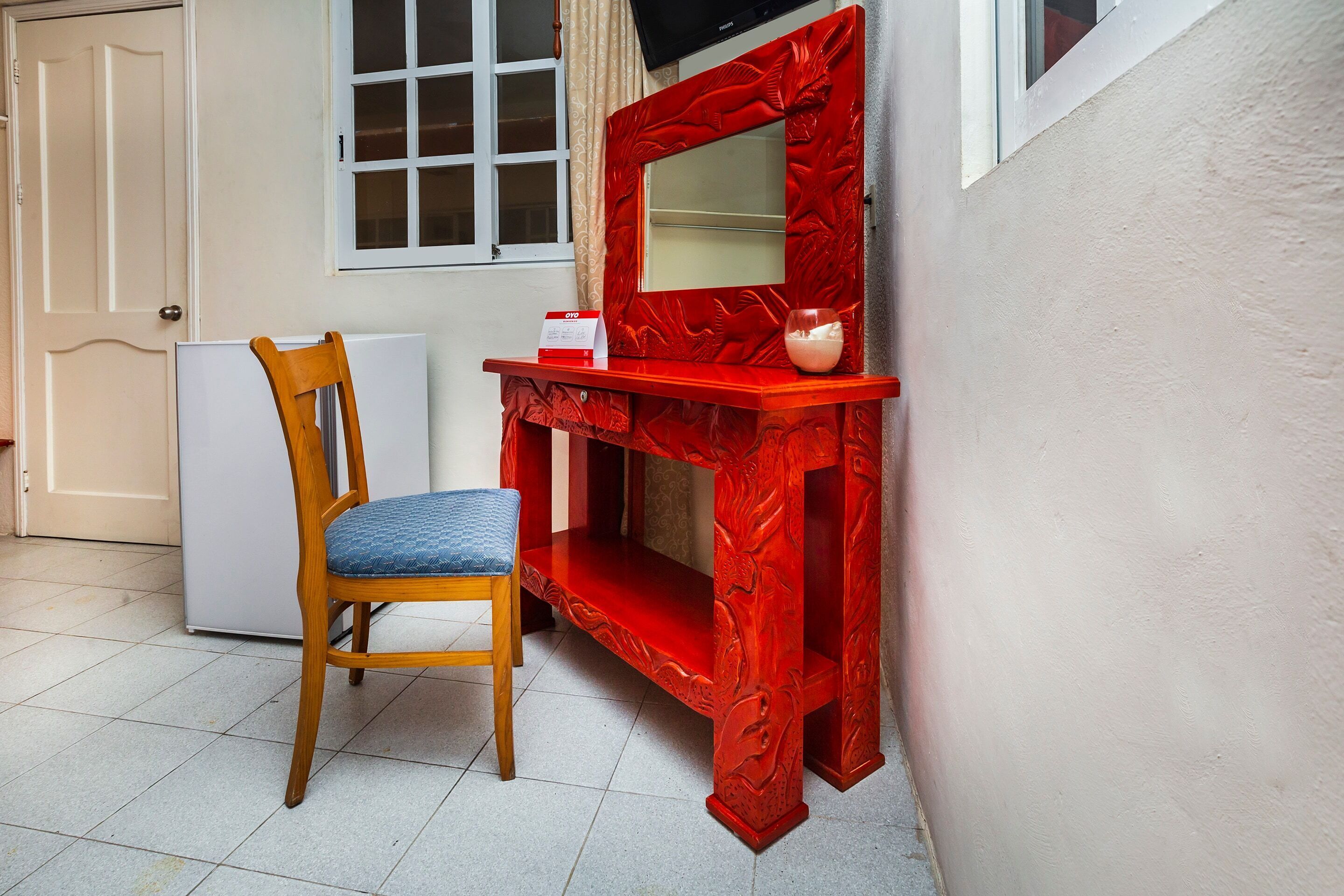 Minibar, desk
