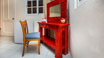 Minibar, desk
