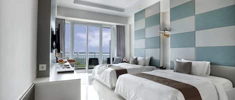 Pengeskab på værelset, skrivebord, mørklægningsgardiner