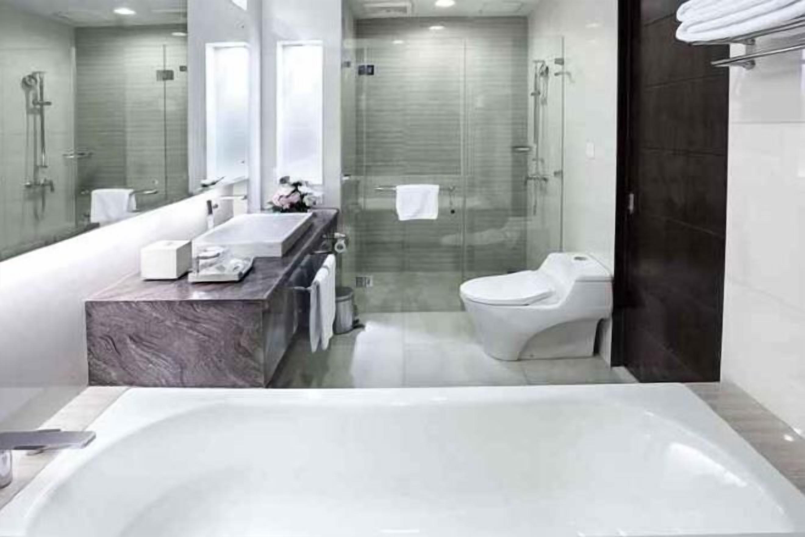 Secador de cabelo, chinelos, toalhas de banho 