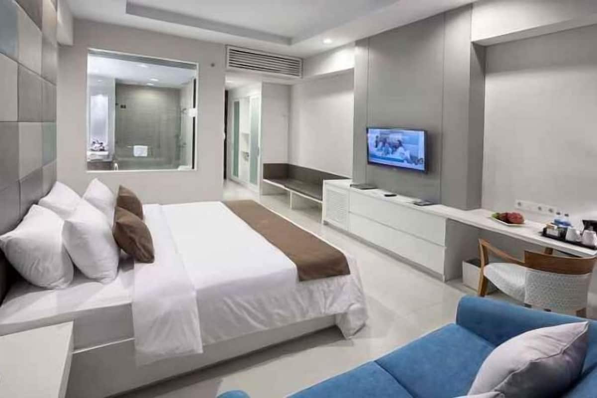 1 dormitorio, caja fuerte, escritorio y cortinas opacas