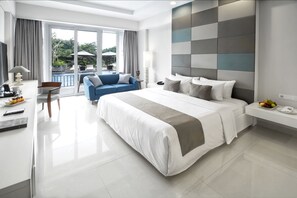 خزنة داخل الغرفة ومكتب وستائر تعتيم ومكواة/لوح كي