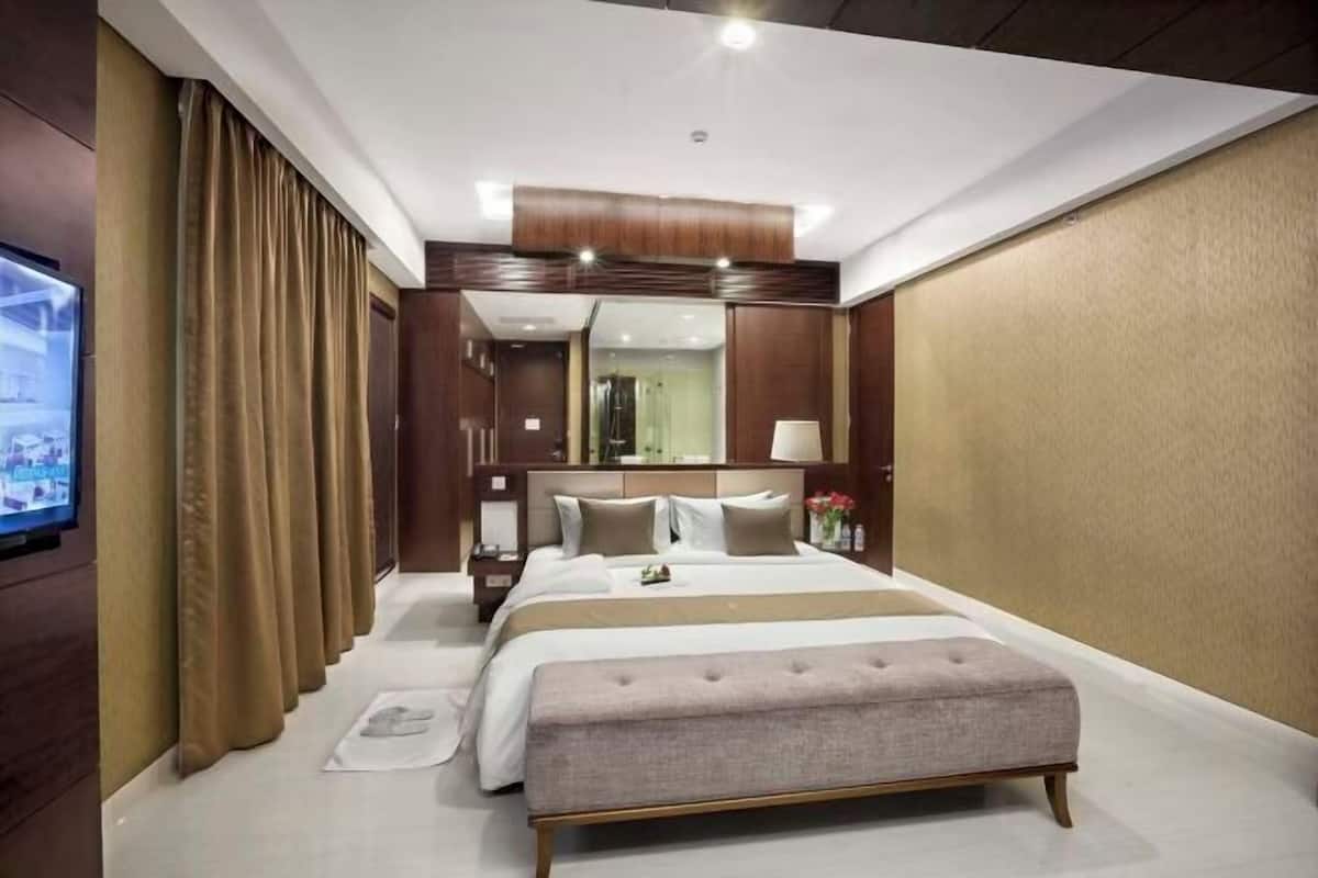 1 bedroom, in-room safe, desk, blackout drapes