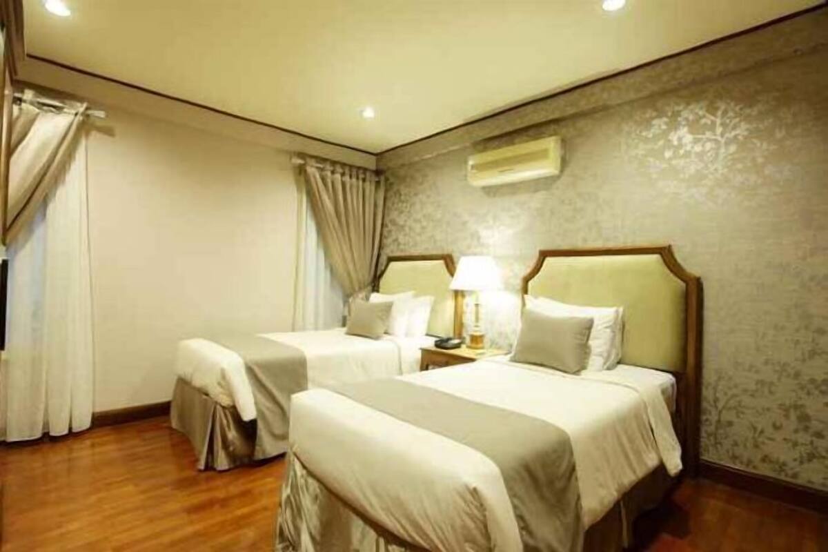 Een kluis op de kamer, een bureau, verduisterende gordijnen