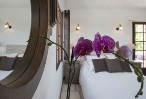 Sengetøy av topp kvalitet, safe på rommet og individuelt dekorert