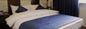 3 bedrooms, Egyptian cotton sheets, premium bedding, down comforters - Uptown Modern Furnished Apartments (Amman)