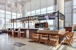 Se sirven desayunos, almuerzos y cenas; mariscos