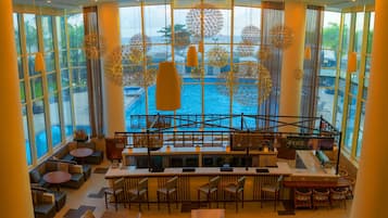 2 bars/lounges, lobby lounge