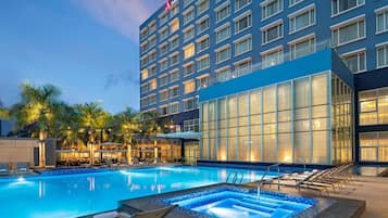 Alberca al aire libre, camas balinesas gratuitas y camastros