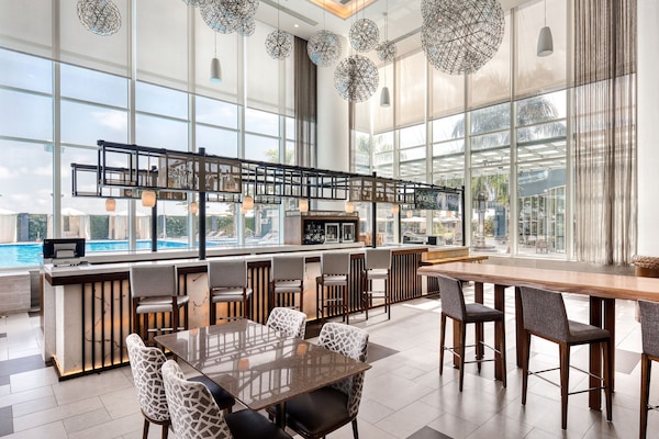 Se sirven desayunos, almuerzos, cenas y marisco