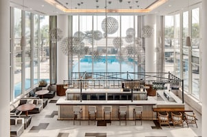 Se sirven desayunos, almuerzos y cenas; mariscos