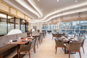 Breakfast, lunch, dinner served; seafood - Guyana Marriott Hotel Georgetown (Georgetown)