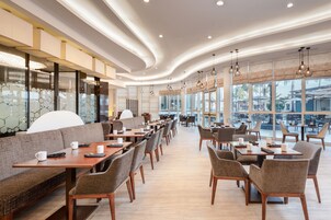 Se sirven desayunos, almuerzos y cenas; mariscos