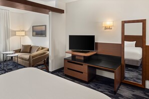 Down comforters, pillowtop beds, desk, blackout drapes - Fairfield Inn & Suites by Marriott Waterloo Cedar Falls (Waterloo)