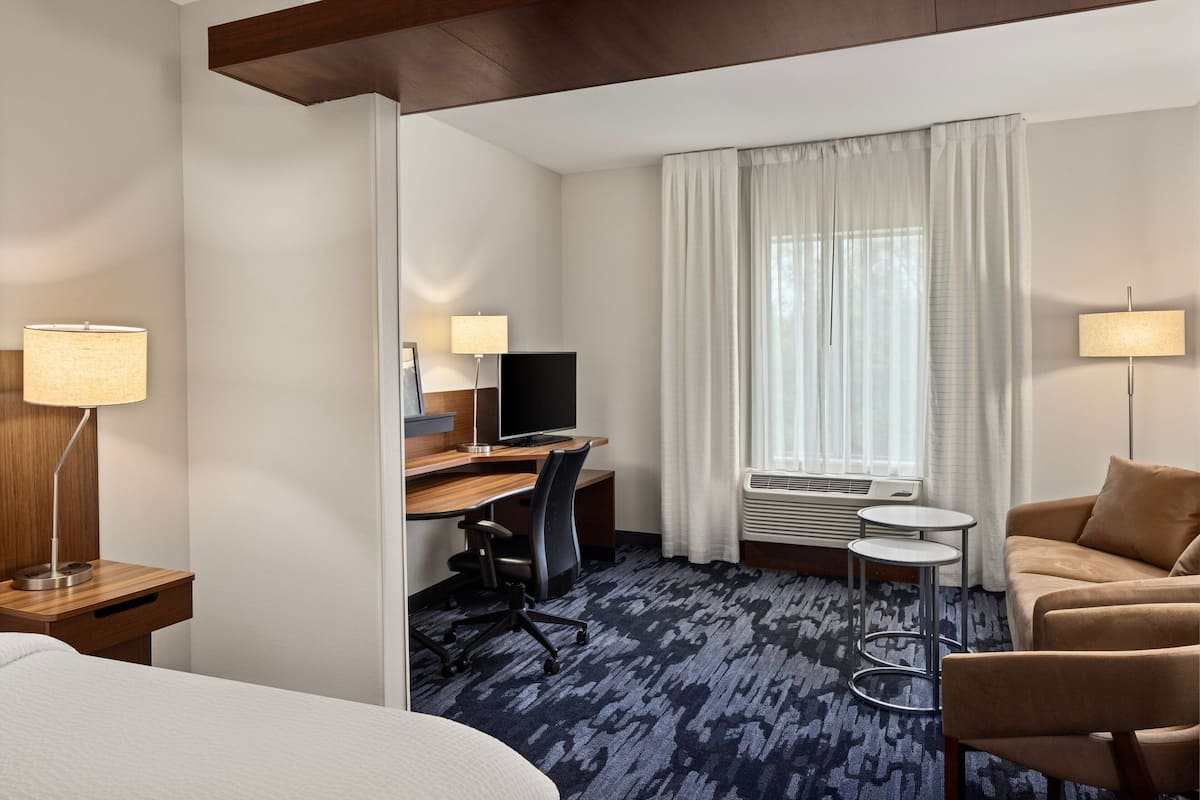 Executive Suite, 1 King Bed with Sofa bed | Down comforters, pillowtop beds, desk, blackout drapes