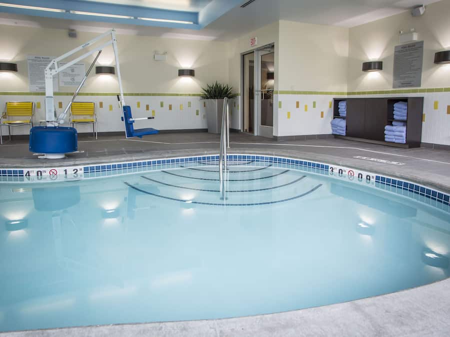 Kolam renang tertutup