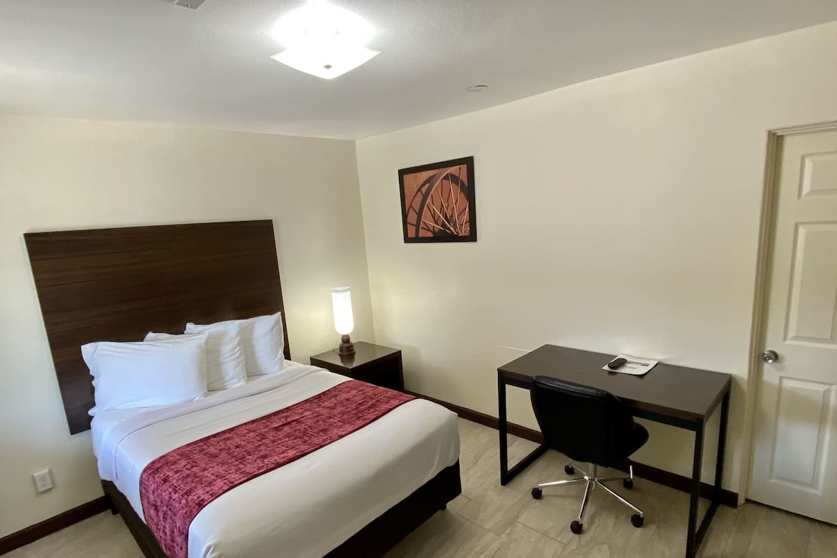 Camera Basic, 1 camera da letto | Materassi a doppio strato, una scrivania, postazione laptop