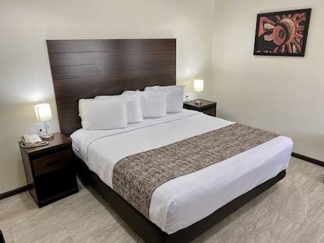 Colchones con pillow-top, escritorio y espacio para trabajar con laptop . Roswell Inn