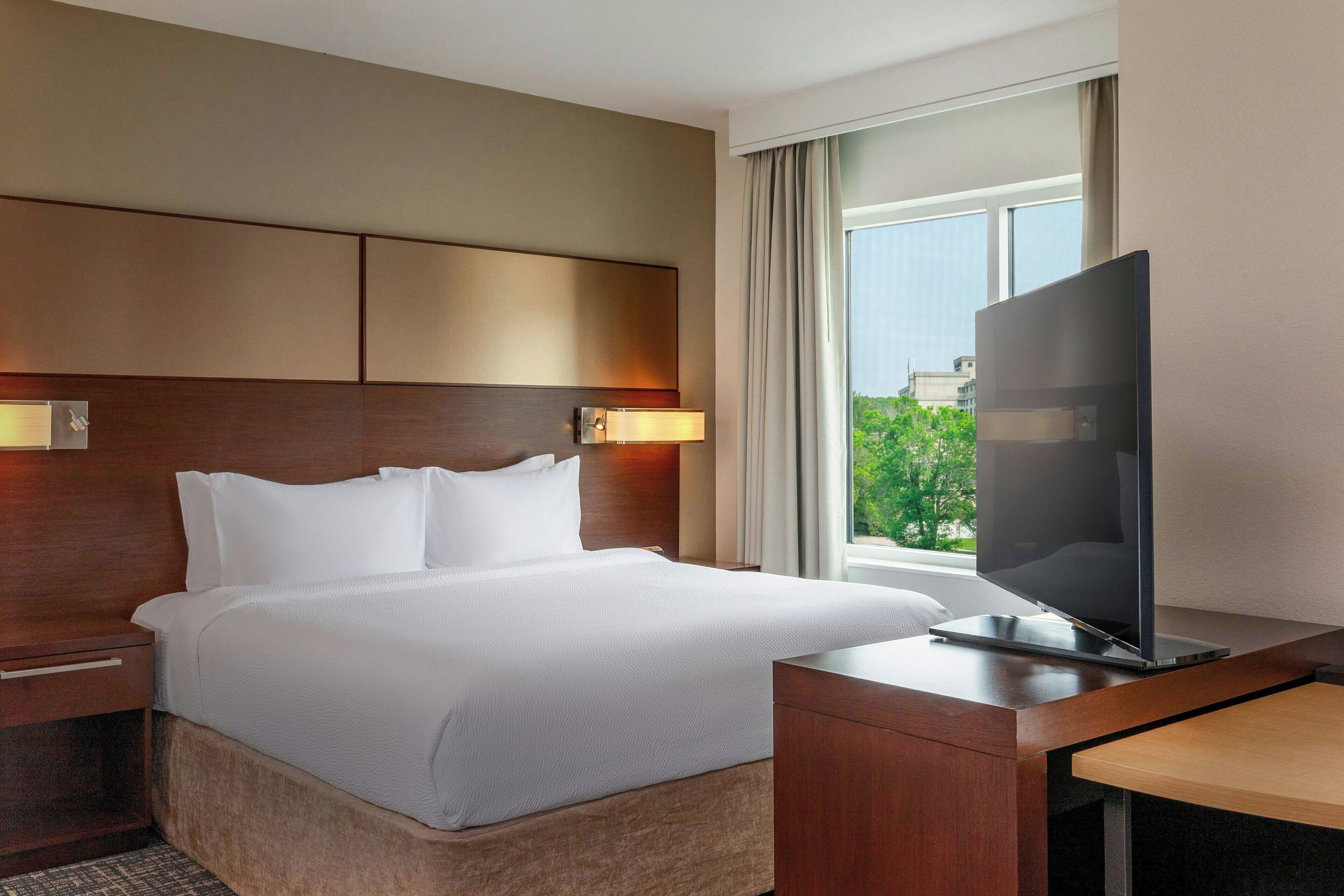 Een bureau, een strijkplank/strijkijzer, gratis babybedden